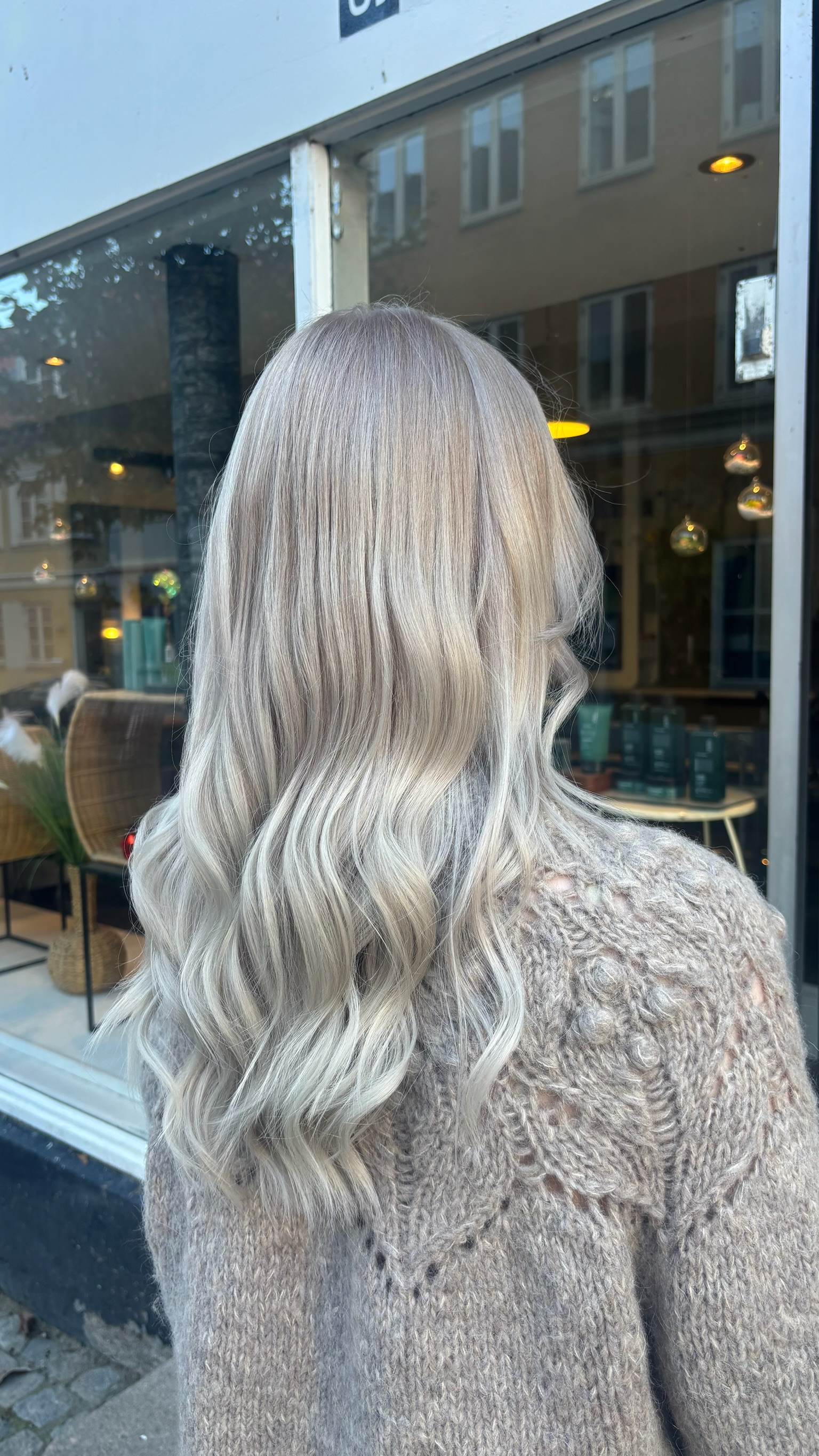Lang sølv-blond balayage